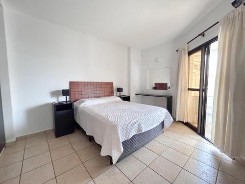 桑托斯Apartamento no Mercure - canal 3的一间卧室设有一张床和一个大窗户