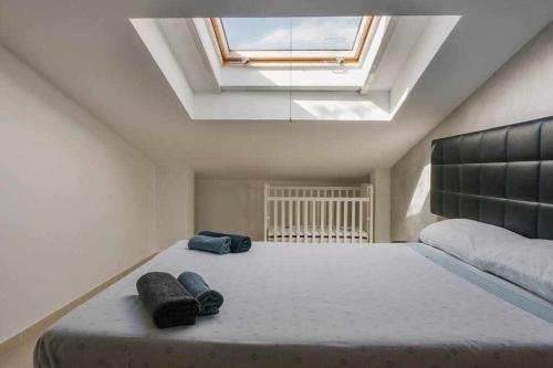 格拉德卡斯特利翁Frente a Puerto Azahar 3的一间卧室配有一张带天窗的大床