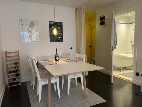 斯德哥尔摩Apartment in the middle of So-Fo, Södermalm, 67sqm的一间带桌椅和浴缸的用餐室