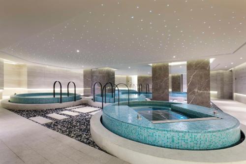 西安Hilton Xi'an High-tech Zone的酒店大堂设有三个按摩池