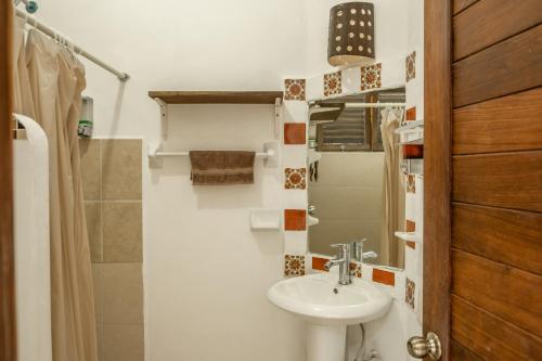 马祖特Casa Mazunte Tierra Viva的一间带水槽和卫生间的浴室