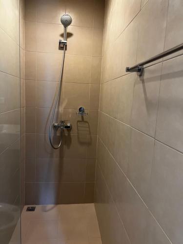 伊洛伊洛1 Bedroom Condo unit across Iloilo Convention Center的浴室内配有淋浴和头顶淋浴