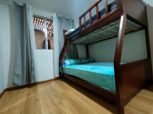 昆卡Elegante Suite ecualodge2的一间卧室配有双层床,铺有木地板
