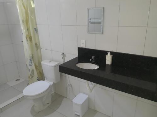 莫罗圣保罗262的白色的浴室设有卫生间和水槽。