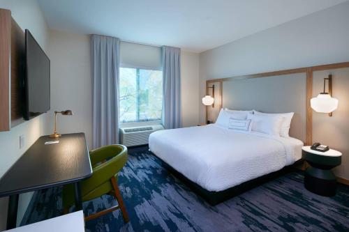 米德兰Fairfield Inn & Suites by Marriott Midland的酒店客房设有床和窗户。