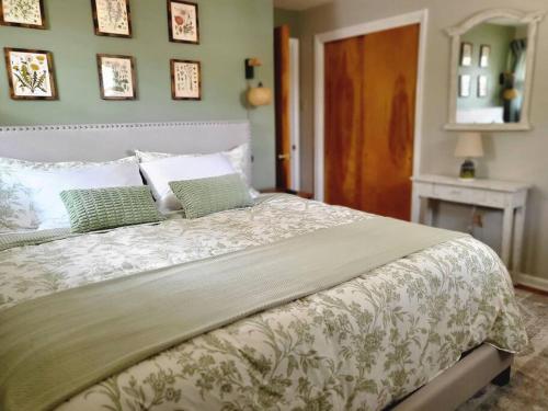 波茨敦Private space, while visiting family this Holiday!的一间卧室设有一张带绿色墙壁的大床