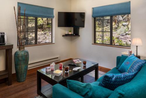 威廉姆斯谢里登旅馆-仅限成人住宿的客厅配有2把蓝色椅子和桌子