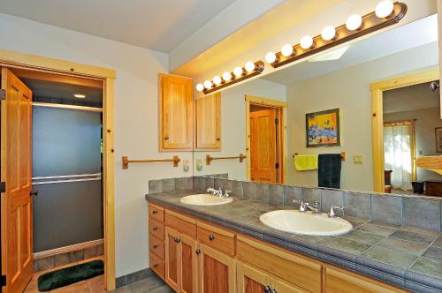 奥林匹克谷Sierra Crest at Palisades Tahoe - Secluded Luxury 5BR 5 BA w Wood Fireplace的一间带两个盥洗盆和大镜子的浴室
