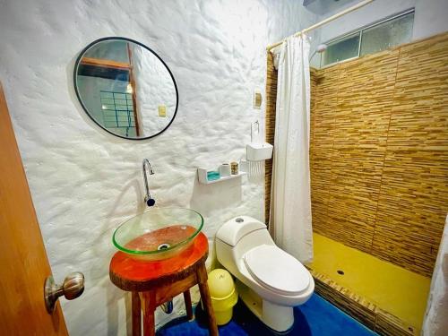 万查科Huanchaco Domes的一间带水槽、卫生间和镜子的浴室
