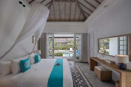 吉利特拉旺安Kardia Resort Gili Trawangan A Pramana Experience的别墅内一间卧室,配有一张床