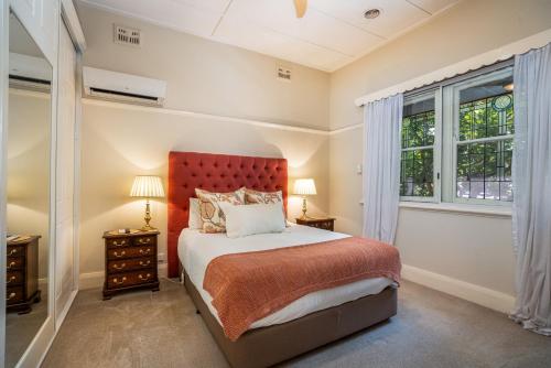 奥兰治Town Square Motel的一间卧室设有一张床和两个窗户。