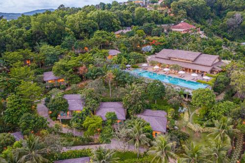 富国Lahana Resort Phu Quoc & Spa的享有带游泳池的度假村的空中景致