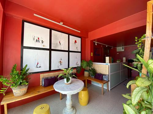 长滩岛帕拉萨私人住宅酒店的一间红色墙壁的房间和一张植物桌子