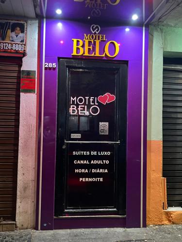 贝洛奥里藏特Belo Motel的紫色的门上挂着汽车旅馆的贝塔标志
