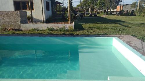 梅赛德斯Angiru的房子前面的蓝色游泳池