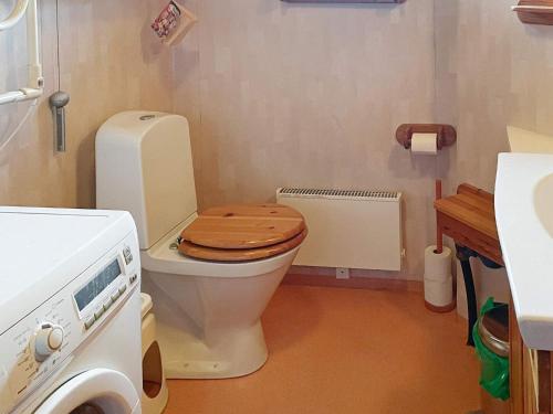 埃克舍Holiday home EKSJÖ II的一间带卫生间和木制马桶座的浴室