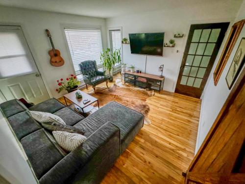 隆格伊Barel Home Residence的带沙发和木地板的客厅