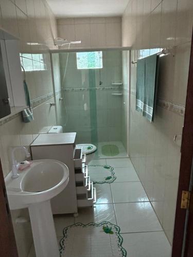 伊塔佩马Residencial Lara的白色的浴室设有水槽和淋浴。