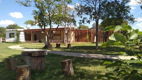 梅赛德斯Angiru的一座房子,里面设有树木和围栏