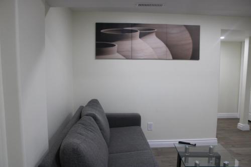 沃恩Comfyhome的客厅配有沙发和墙上的绘画