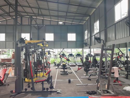 农布Thaineth Sport Camp的健身房内有很多健身器材