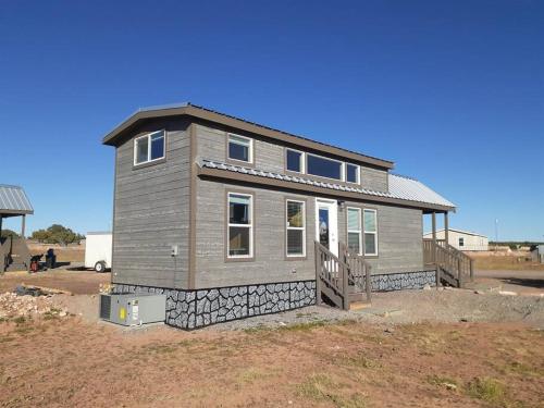 瓦莱66 South Rim Grand Canyon Tiny Home Sleeps 8的正在田野上建造的房子