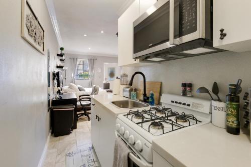 维斯塔Luxury Cozy Studio with Firepit的白色的厨房配有炉灶和水槽