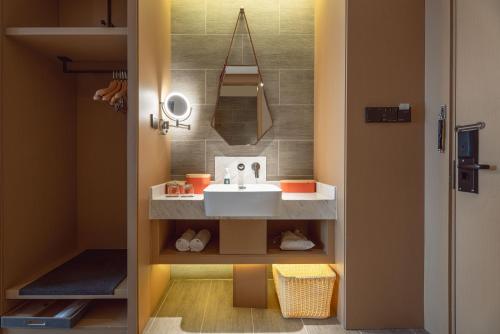 西安西安钟楼永宁里亚朵酒店的一间带水槽和镜子的浴室