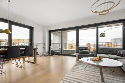 奥斯陆Modern 3bed room sea view apartment @ Oslo Barcode的客厅配有沙发和桌子