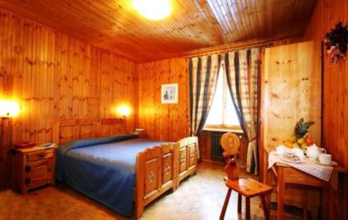 尚波吕克康帕尼欧酒店的一间卧室配有一张床、一张桌子和一个窗户。