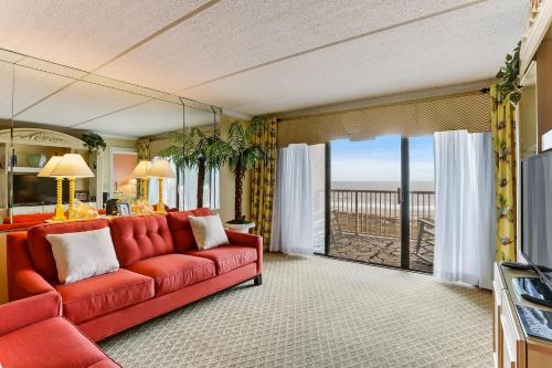 费南迪纳比奇阿米莉亚海 - 阿塞亚446公寓的一间带红色沙发的客厅和一个阳台
