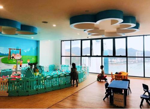 芽庄Scenia Bay Residence Nha Trang的儿童游戏室,配有1套腿