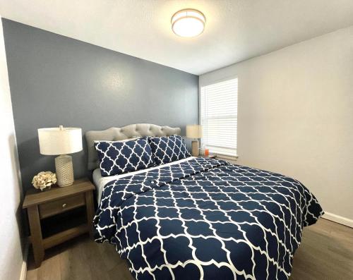 旧金山Golden Gate Park Sweet Home-2 bedrooms的一间卧室配有一张带蓝色和白色棉被的床