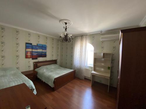 巴库Bakı, Shagan Villa的一间卧室配有两张床和吊灯。