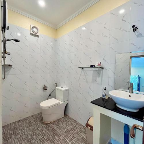 Phumĭ Chroŭy SvayCornerStone Nesat in Nesat Village的白色的浴室设有卫生间和水槽。