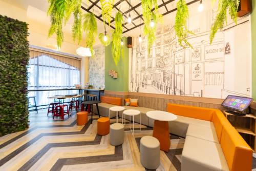 台南三木森sleep Inn 站前館的一间设有橙色桌椅和壁画的餐厅
