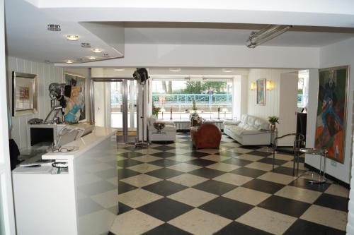 科隆弗赖海特酒店的一间铺有黑白格子地板的客厅