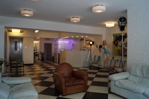 科隆弗赖海特酒店的大厅在 ⁇ 格的地板上设有沙发和椅子