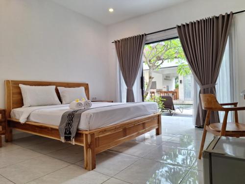 塞莱马德加巴利安天堂酒店的一间卧室设有一张床和一个大窗户