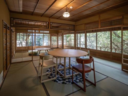 MikagechōThinkStay Mt.(シンクステイ・マウンテン)的客房设有桌椅和窗户。