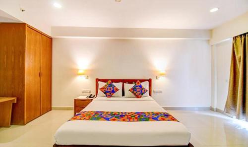 JojeraFabHotel Prime Indeedcare Hotel & Resorts的一间卧室,卧室内配有一张大床