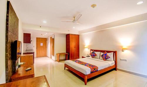 JojeraFabHotel Prime Indeedcare Hotel & Resorts的一间设有床铺和厨房的大卧室