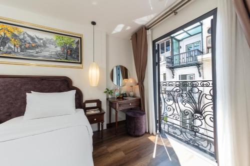 河内Hanoi Calista Hotel的一间卧室设有一张床和一个阳台