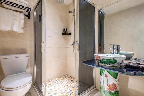 苏州同里澜舍庭院民宿的带淋浴、卫生间和盥洗盆的浴室