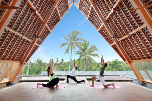 乌布Kaamala Resort Ubud by Ini Vie Hospitality的一群人在凉亭里做瑜伽
