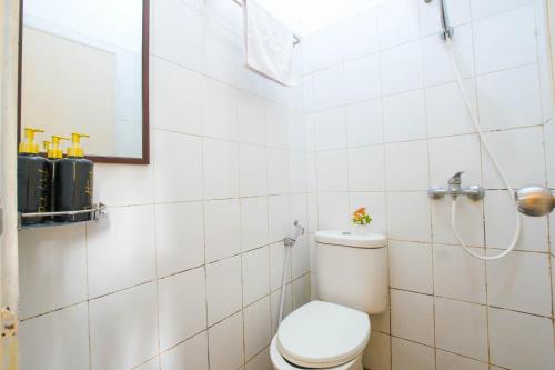 当格浪Athena Syariah Residence的一间带卫生间和淋浴的浴室