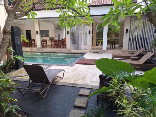 塞莱马德加巴利安天堂酒店的庭院内一个带桌椅的游泳池