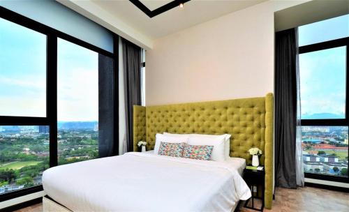 吉隆坡Expressionz Professional Suites Kuala Lumpur的一间卧室设有一张大床和大窗户