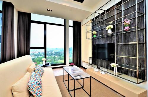 吉隆坡Expressionz Professional Suites Kuala Lumpur的客厅配有白色沙发和大窗户