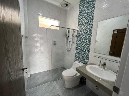 合艾大河酒店的浴室配有卫生间、盥洗盆和淋浴。